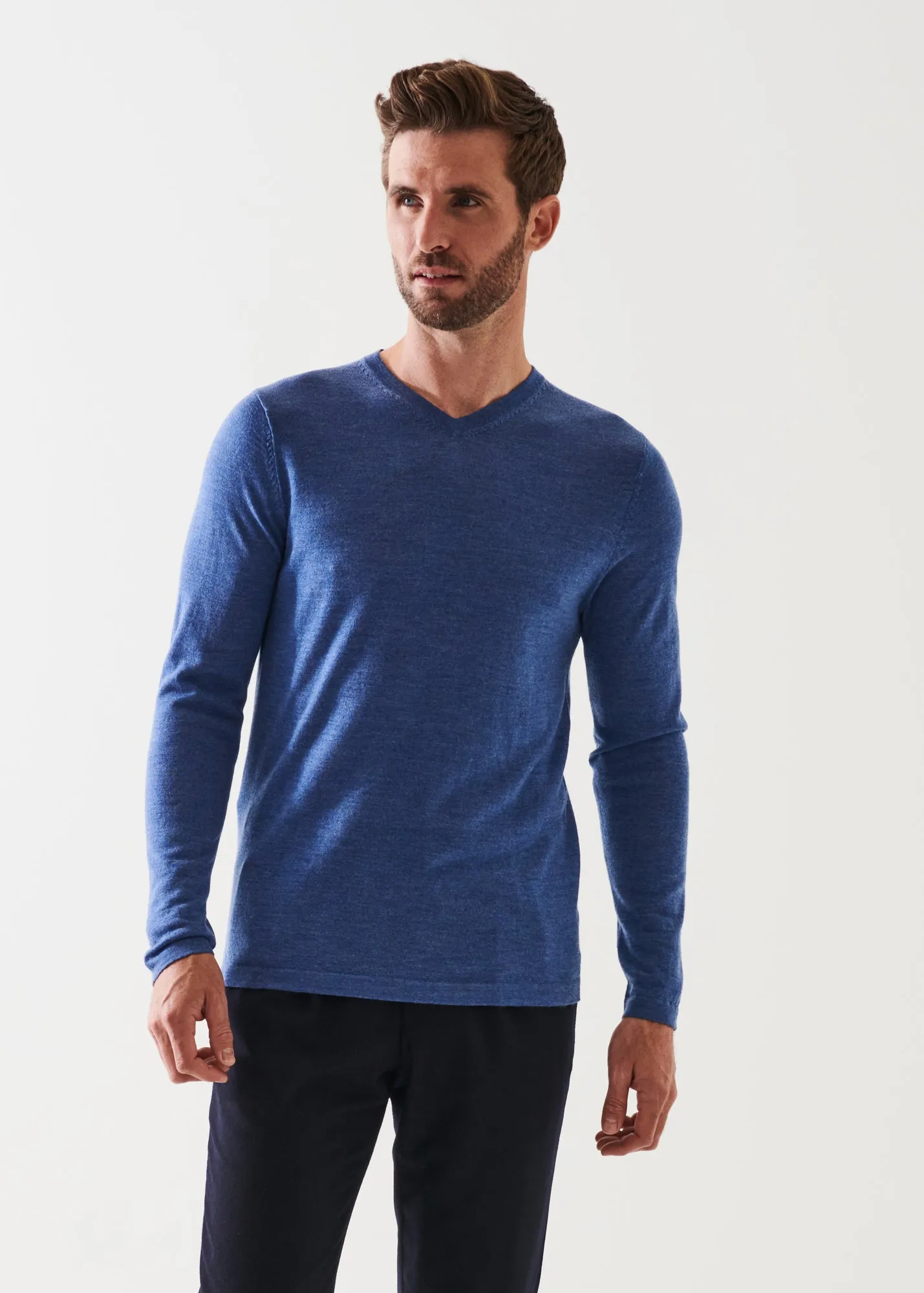 EXTRA-FINE MERINO V-NECK