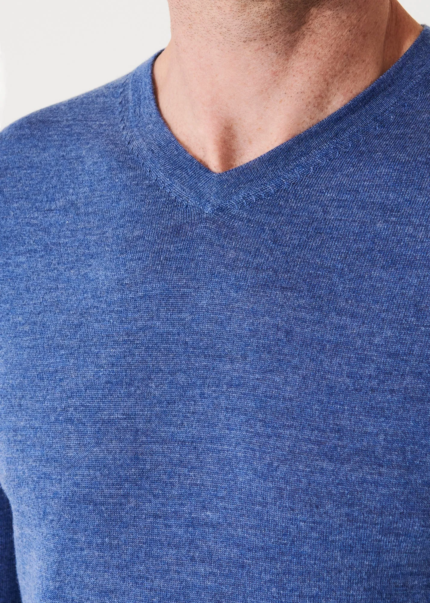 EXTRA-FINE MERINO V-NECK